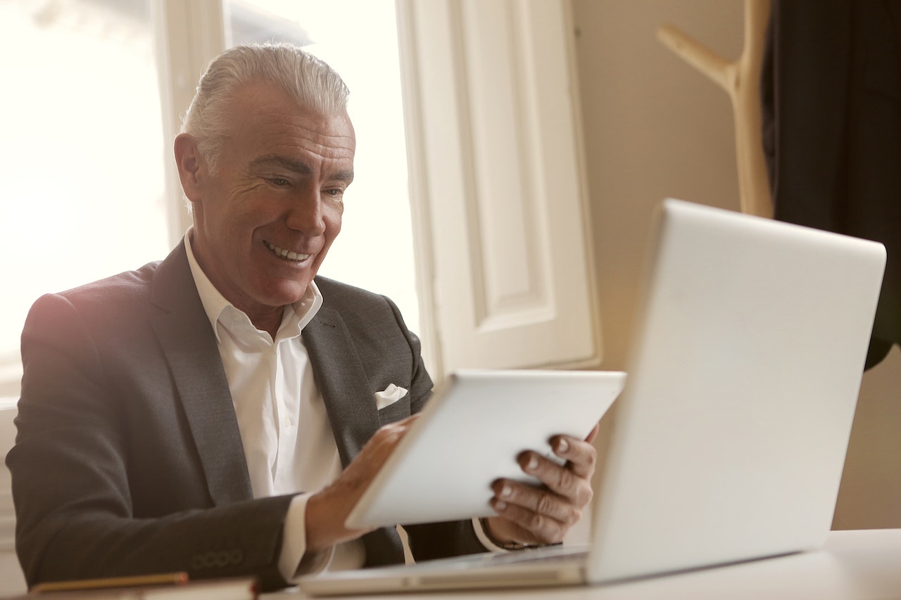 Webdesign Steinfurt - Glücklicher Kunde mit Webseite
